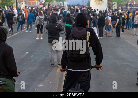 Minneapolis, MN - 30. Mai 2020: Demonstranten in den Straßen an der Nachmahszene der George Floyd Black Lives Matter Protest und Unruhen am 30. Mai 2020 in Minneapolis, Minnesota. Quelle: Jake Handegard//MediaPunch Stockfoto