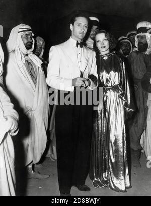 Marlene Dietrich, Basil Rathbone, über das Set von 'The Garden of Allah' (1936) United Artists / Aktenzeichen # 34000-811THA Stockfoto