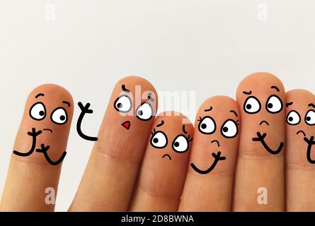 Sechs Finger sind als Gruppe von Menschen geschmückt. Einer von ihnen wird von einer Gruppe von Menschen diskriminiert. Stockfoto