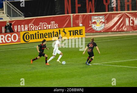 Harrison, NJ - 28. Oktober 2020: Tajon Buchanan (17) von New England Revolution kontrolliert den Ball während des regulären MLS-Spiels gegen New York Red Bulls in der Red Bull Arena Stockfoto