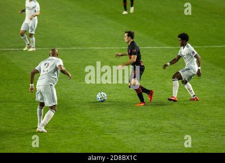 Harrison, NJ - 28. Oktober 2020: Jared Stroud (8) von Red Bulls kontrolliert den Ball während des regulären MLS-Spiels gegen die New England Revolution in der Red Bull Arena Stockfoto