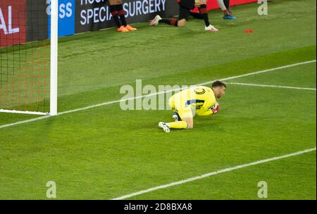 Harrison, NJ - 28. Oktober 2020: Torwart Matt Turner (30) von New England Revolution rettet während des regulären MLS-Spiels gegen New York Red Bulls in der Red Bull Arena Stockfoto