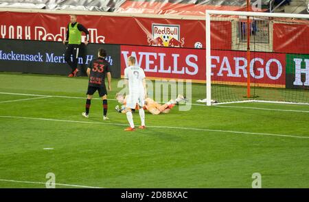 Harrison, NJ - 28. Oktober 2020: Torwart Ryan Meara (18) von Red Bulls rettet während des regulären MLS-Spiels gegen New England Revolution in der Red Bull Arena Stockfoto