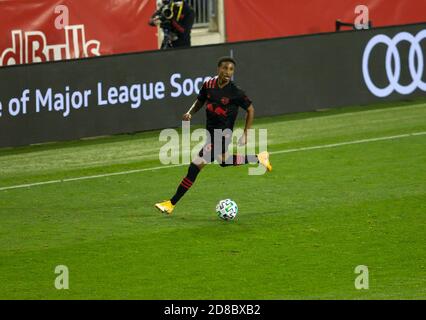 Harrison, Usa. Oktober 2020. Kyle Duncan (6) von Red Bulls kontrolliert den Ball während des regulären MLS-Spiels gegen New England Revolution in der Red Bull Arena in Harrison, New Jersey am 28. Oktober 2020. Red Bulls gewann 1:0. (Foto von Lev Radin/Sipa USA) Quelle: SIPA USA/Alamy Live News Stockfoto