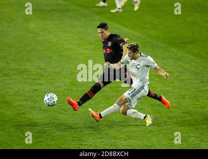 Harrison, Usa. Oktober 2020. Sean Davis (27) von Red Bulls und Kelyn Rowe (11) von New England Revolution kämpfen während des regulären MLS-Spiels in der Red Bull Arena in Harrison, New Jersey, am 28. Oktober 2020 um den Ball. Red Bulls gewann 1:0. (Foto von Lev Radin/Sipa USA) Quelle: SIPA USA/Alamy Live News Stockfoto