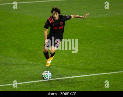 Harrison, Usa. Oktober 2020. Caden Clark (37) von Red Bulls kontrolliert den Ball während des regulären MLS-Spiels gegen New England Revolution in der Red Bull Arena in Harrison, New Jersey am 28. Oktober 2020. Red Bulls gewann 1:0. (Foto von Lev Radin/Sipa USA) Quelle: SIPA USA/Alamy Live News Stockfoto