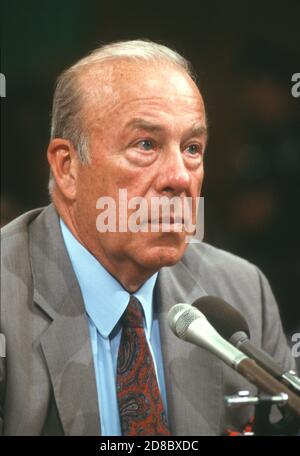 US-Außenminister George P. Shultz bezeugte am 24. Juli 1987 vor dem gemeinsamen Iran-Contra-Komitee des US-Repräsentantenhauses und des US-Senats auf dem Kapitol in Washington, DC.Quelle: Ron Sachs / CNP / MediaPunch Stockfoto