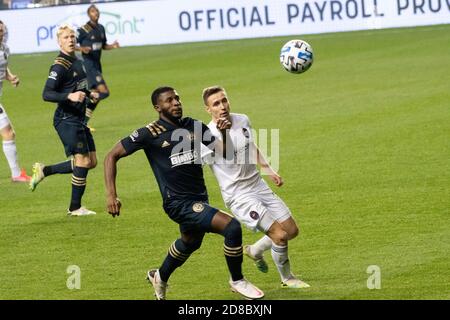 Chester, Pennsylvania, USA. Oktober 2020. 28. Oktober 2020 - USA- Philadelphia Union Verteidiger MARK MCKENZIE (4) in Aktion gegen Chicago Fire PRZEMYSLAW FRANKOWSKI (11) während des Spiels im Subaru Stadium in Chester PA Credit: Ricky Fitchett/ZUMA Wire/Alamy Live News Stockfoto