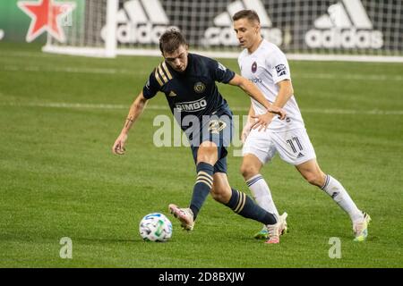 Chester, Pennsylvania, USA. Oktober 2020. 28. Oktober 2020 - USA- Philadelphia Union Verteidiger Kai WAGNER (27) in Aktion gegen Chicago Fire PRZEMYSLAW FRANKOWSKI (11) während des Spiels im Subaru Stadium in Chester PA Credit: Ricky Fitchett/ZUMA Wire/Alamy Live News Stockfoto