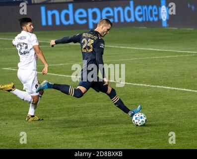 Chester, Pennsylvania, USA. Oktober 2020. 28. Oktober 2020 - USA-Philadelphia Union Mittelfeldspieler KACPER PRZYBYLKO (23) im Einsatz gegen Chicago Fire's MAURICIO PINEDA (22) während des Spiels im Subaru Stadium in Chester PA Credit: Ricky Fitchett/ZUMA Wire/Alamy Live News Stockfoto