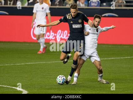 Chester, Pennsylvania, USA. Oktober 2020. 28. Oktober 2020 - USA- Philadelphia Union Verteidiger JACK ELLIOTT (3) in Aktion gegen Chicago Fire's ALVARO MEDRAN (10) während des Spiels im Subaru Stadium in Chester PA Credit: Ricky Fitchett/ZUMA Wire/Alamy Live News Stockfoto