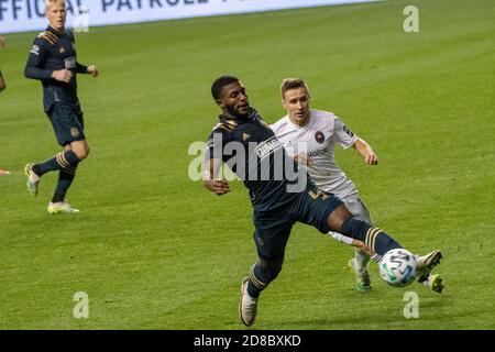 Chester, Pennsylvania, USA. Oktober 2020. 28. Oktober 2020 - USA- Philadelphia Union Verteidiger MARK MCKENZIE (4) in Aktion gegen Chicago Fire PRZEMYSLAW FRANKOWSKI (11) während des Spiels im Subaru Stadium in Chester PA Credit: Ricky Fitchett/ZUMA Wire/Alamy Live News Stockfoto