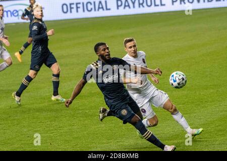 Chester, Pennsylvania, USA. Oktober 2020. 28. Oktober 2020 - USA- Philadelphia Union Verteidiger MARK MCKENZIE (4) in Aktion gegen Chicago Fire PRZEMYSLAW FRANKOWSKI (11) während des Spiels im Subaru Stadium in Chester PA Credit: Ricky Fitchett/ZUMA Wire/Alamy Live News Stockfoto