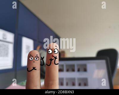 Zwei Finger sind als zwei Personen dekoriert. Einer von ihnen ist Burnout. Stockfoto