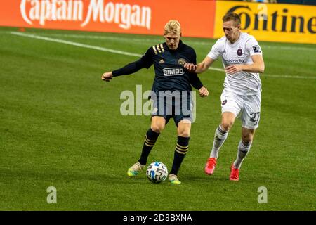 Chester, Pennsylvania, USA. Oktober 2020. 28. Oktober 2020 - USA-Philadelphia Union Verteidiger JAKOB GLESNES (5) in Aktion gegen Chicago Fire's ROBERT BERIC(27) während des Spiels im Subaru Stadium in Chester PA Credit: Ricky Fitchett/ZUMA Wire/Alamy Live News Stockfoto