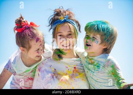 Kinder spielen mit Farben im Freien. Nahaufnahme Porträt eines aufgeregt kleinen Kindern. Schöne junge Leute mit gemalten Gesichtern. Stockfoto