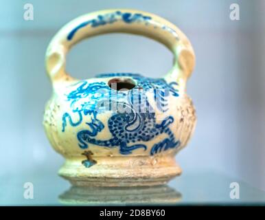 Antike Keramik der Nguyen-Dynastie ein traditionelles vietnamesisches Porzellan aus dem 19. Jahrhundert in einem Geschichtsmuseum in Ho-Chi-Minh-Stadt, Vietnam Stockfoto