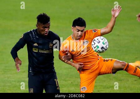 Los Angeles, Kalifornien, USA. Oktober 2020. Los Angeles FC Mittelfeldspieler Jose Cifuentes (11) aus Ecuador, und Houston Dynamo Mittelfeldspieler Memo Rodriguez (8) wetteifern um den Ball während der ersten Hälfte eines MLS Fußballspiel Mittwoch, 28. Oktober 2020, in Los Angeles. Kredit: Ringo Chiu/ZUMA Wire/Alamy Live Nachrichten Stockfoto