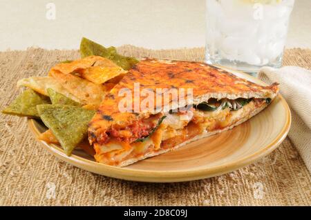 Chipotle Chicken Panini auf Fladenbrot mit Gemüsetortilla Chips Stockfoto