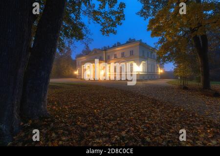 Schloss in Kostelec nad Orlici in der Abenddämmerung, Neue Burg, Tschechische Republik der Besitzer ist der Edelmann Maria Franz Emanuel Johannes Silvester Alfons Graf Kin Stockfoto