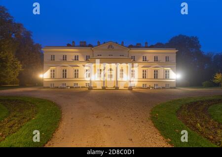 Schloss in Kostelec nad Orlici in der Abenddämmerung, Neue Burg, Tschechische Republik der Besitzer ist der Edelmann Maria Franz Emanuel Johannes Silvester Alfons Graf Kin Stockfoto