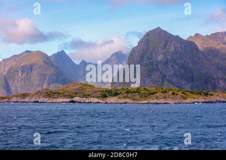 Offenes Meer. Blick auf die felsige Küste. Leuchtturm am Ufer. Schöne Natur von Nordnorwegen. Lofoten-Inseln Stockfoto