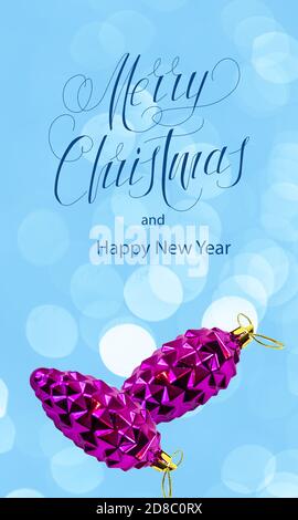 Frohes neues Jahr und frohe Weihnachten! Karte, Banner, flach liegend, mit Text - Frohe Weihnachten, blauer Hintergrund Stockfoto