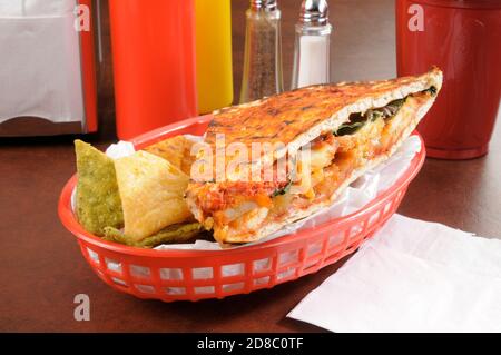 Eine Chipotle Chicken Panini mit Gemüsetortilla Chips Stockfoto