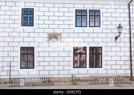 Im Innenhof des Schlosses Trebon. Renaissance-Palast in Trebon. Trebon ist eine historische Stadt in der südböhmischen Region. Tschechische Republik. Schöner sonniger Tag Stockfoto