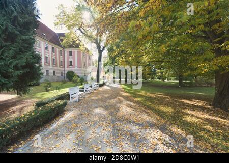 Im Innenhof des Schlosses Trebon. Renaissance-Palast in Trebon. Trebon ist eine historische Stadt in der südböhmischen Region. Tschechische Republik. Schöner sonniger Tag Stockfoto