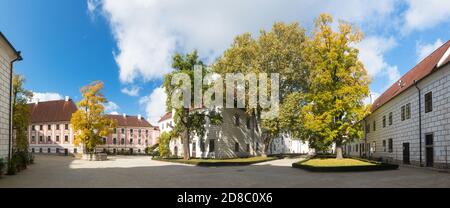 Im Innenhof des Schlosses Trebon. Renaissance-Palast in Trebon. Trebon ist eine historische Stadt in der südböhmischen Region. Tschechische Republik. Schöner sonniger Tag Stockfoto