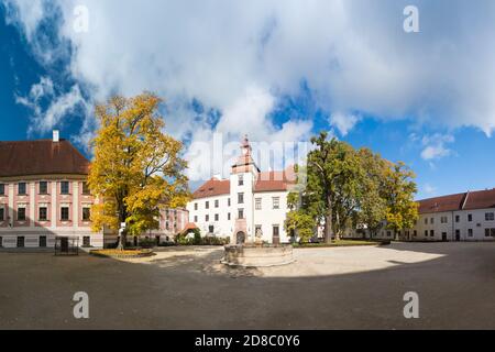 Im Innenhof des Schlosses Trebon. Renaissance-Palast in Trebon. Trebon ist eine historische Stadt in der südböhmischen Region. Tschechische Republik. Schöner sonniger Tag Stockfoto