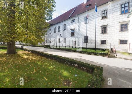 Im Innenhof des Schlosses Trebon. Renaissance-Palast in Trebon. Trebon ist eine historische Stadt in der südböhmischen Region. Tschechische Republik. Schöner sonniger Tag Stockfoto