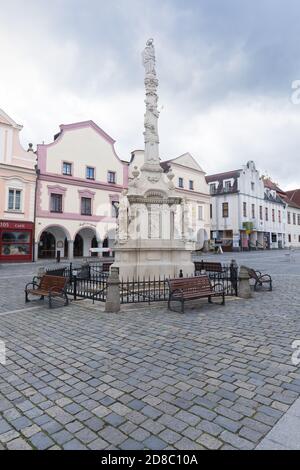 Im Innenhof des Schlosses Trebon. Renaissance-Palast in Trebon. Trebon ist eine historische Stadt in der südböhmischen Region. Tschechische Republik. Schöner sonniger Tag Stockfoto