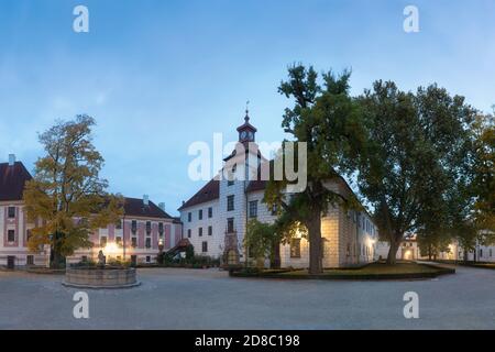 Im Innenhof des Schlosses Trebon. Renaissance-Palast in Trebon. Trebon ist eine historische Stadt in der südböhmischen Region. Tschechische Republik. Schöner sonniger Tag Stockfoto