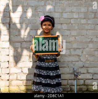 Durgapur, Indien - Oktober 15,2020. Ein kleines Mädchen steht und hält ein Green Board geschrieben "Recht auf Bildung", EIN Konzept Bild. Stockfoto