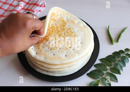 Weich Und Schwammig Malvani Amboli. Es ist eine typische Konkani Zubereitung mit Reis und Urad dal oder schwarzen Linsen fermentierten Teig. Weiche Dosa. Stockfoto