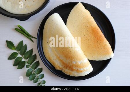 Weich Und Schwammig Malvani Amboli. Es ist eine typische Konkani Zubereitung mit Reis und Urad dal oder schwarzen Linsen fermentierten Teig. Weiche Dosa. Stockfoto