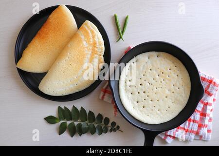 Weich Und Schwammig Malvani Amboli. Es ist eine typische Konkani Zubereitung mit Reis und Urad dal oder schwarzen Linsen fermentierten Teig. Weiche Dosa. Stockfoto