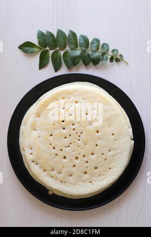 Weich Und Schwammig Malvani Amboli. Es ist eine typische Konkani Zubereitung mit Reis und Urad dal oder schwarzen Linsen fermentierten Teig. Weiche Dosa. Stockfoto