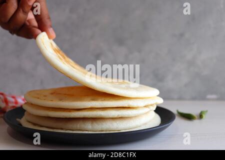 Weich Und Schwammig Malvani Amboli. Es ist eine typische Konkani Zubereitung mit Reis und Urad dal oder schwarzen Linsen fermentierten Teig. Weiche Dosa. Stockfoto