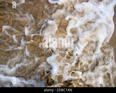 Während die sanften Wellen am Keawakapu Strand an Land fließen, hat jeder seine eigene, sehr unterschiedliche Aktion, die einzigartige Pfade, Wellen, Blasen, Strömungen schafft, die er bewegt. Stockfoto