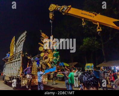 Immersion des Idols der Göttin Durga im Wasser nach Durga Puja. Stockfoto