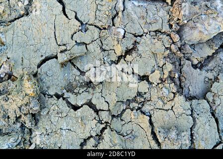 Nahaufnahme von trockenem Boden. Rissige Textur des Bodens. Boden in Trockenheit, Bodenbeschaffenheit und trockenem Schlamm, Trockenland. Stockfoto