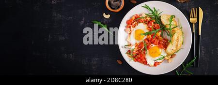 Spätes Frühstück - Spiegeleier mit Gemüse. Shakshuka. Arabische Küche. Koscheres Essen. Draufsicht, Banner Stockfoto