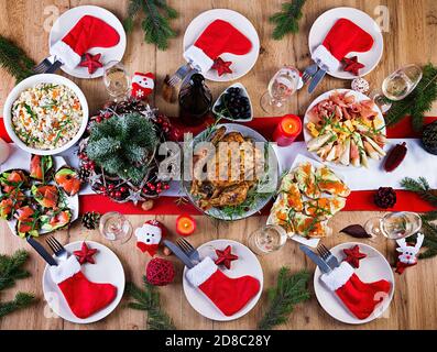 Gebackene Türkei. Weihnachtsessen. Die Relation wird mit einer Türkei, mit hellen Lametta und Kerzen serviert. Fried Chicken, Tisch. Familie d Stockfoto