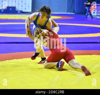 Orenburg, Russland - 25.-26. Oktober 2017: Mädchen konkurrieren im Sportwrestling beim Allrussischen Turnier um die Preise des Gouverneurs von Orenburg Reg Stockfoto