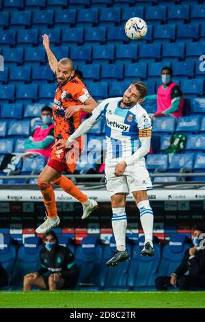 Barcelona, Spanien. Oktober 2020. Espanyols David Lopez (R) spielt mit Ponferradina's Yuri de Souza während eines spanischen Ligaspieles zwischen RCD Espanyol und SD Ponferradina am 28. Oktober 2020 in Barcelona, Spanien. Quelle: Joan Gosa/Xinhua/Alamy Live News Stockfoto