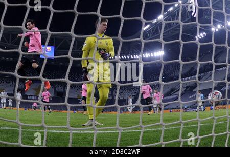 Turin, Italien. Oktober 2020. Der Barcelonas Lionel Messi (1. L) feiert das Tor beim UEFA Champions League Group G Spiel zwischen Juventus und Barcelona in Turin, Italien, am 28. Oktober 2020. Quelle: Alberto Lingria/Xinhua/Alamy Live News Stockfoto