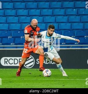 Barcelona, Spanien. Oktober 2020. Espanyols Alvaro Vadillo (R) steht mit Ponferradinas Paris ADOT während eines spanischen Ligawettes zwischen RCD Espanyol und SD Ponferradina am 28. Oktober 2020 in Barcelona, Spanien. Quelle: Joan Gosa/Xinhua/Alamy Live News Stockfoto